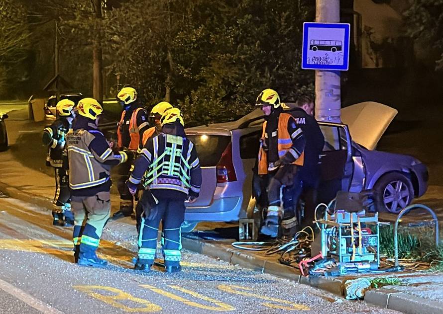 FOTO Krš i lom u Vrapču: Bez vozačke divljao autom, zabio se u stup. Mladić teško ozlijeđen