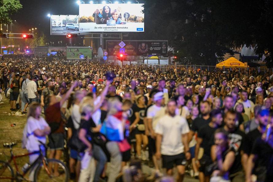 Zagreb: Završio je koncert Marka Perkovića Thompsona, kolone ljudi idu s hipodroma