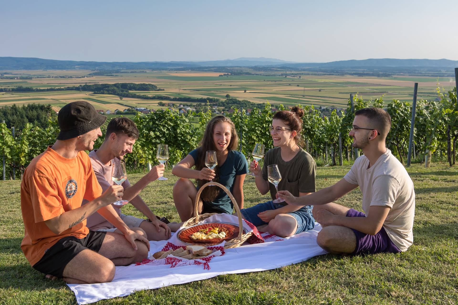 Pun tanjur užitaka, vrhunsko vino u ruci i nezaboravna zabava