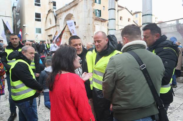 Split: Ana Fridrih Lekić među moliteljima na Peristilu izvela svoj performans