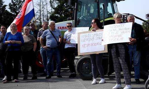 Građani su traktorima blokirali Jakuševec: Žale se na smrad i žele zatvaranje odlagališta