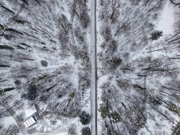 Pogled iz zraka na park Maksimir i njegova jezera tijekom zime