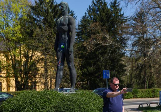 Zagreb: Na Uskrs osvanuli pofarbani testisi Bacača diska 