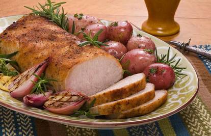 Podlijevanje mesa tijekom pečenja daje sočno meso 
