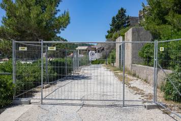 Po&ccaron;inje ru&scaron;enje devastiranih hotela Kupari u najljep&scaron;oj uvali kod Dubrovnika