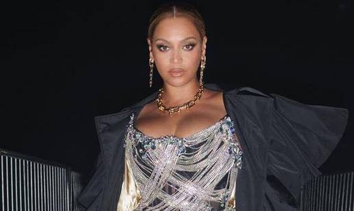 Glamurozna Beyonce zablistala na Tjednu mode u Parizu, nosila haljinu s dijamantnim resicama