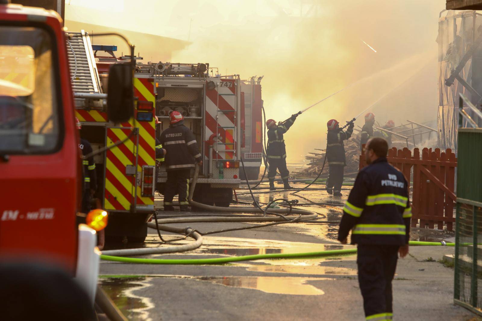 Veliki požar izbio u tvornici stolarije i drvne prerade u Valpovu