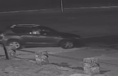 VIDEO Divljak autom driftao po nogometnom terenu u Kninu i uništio ga! Šteta je 18.000 €