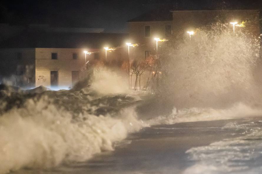 Kaštela: Ciklonalna plima poplavila rivu i okolne ulice