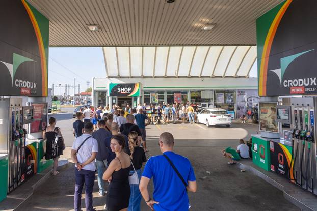 Osijek: Gužva za kupovinu ulaznica za utakmicu Hrvatske i Poljske u Ligi nacija