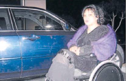 Nepokretna žena vozila je pijana i vrijeđala policajce