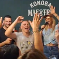 Koncert propao, ali fešta nije! Šuput zbog nevremena pjevala u konobi, a Šime je posluživao