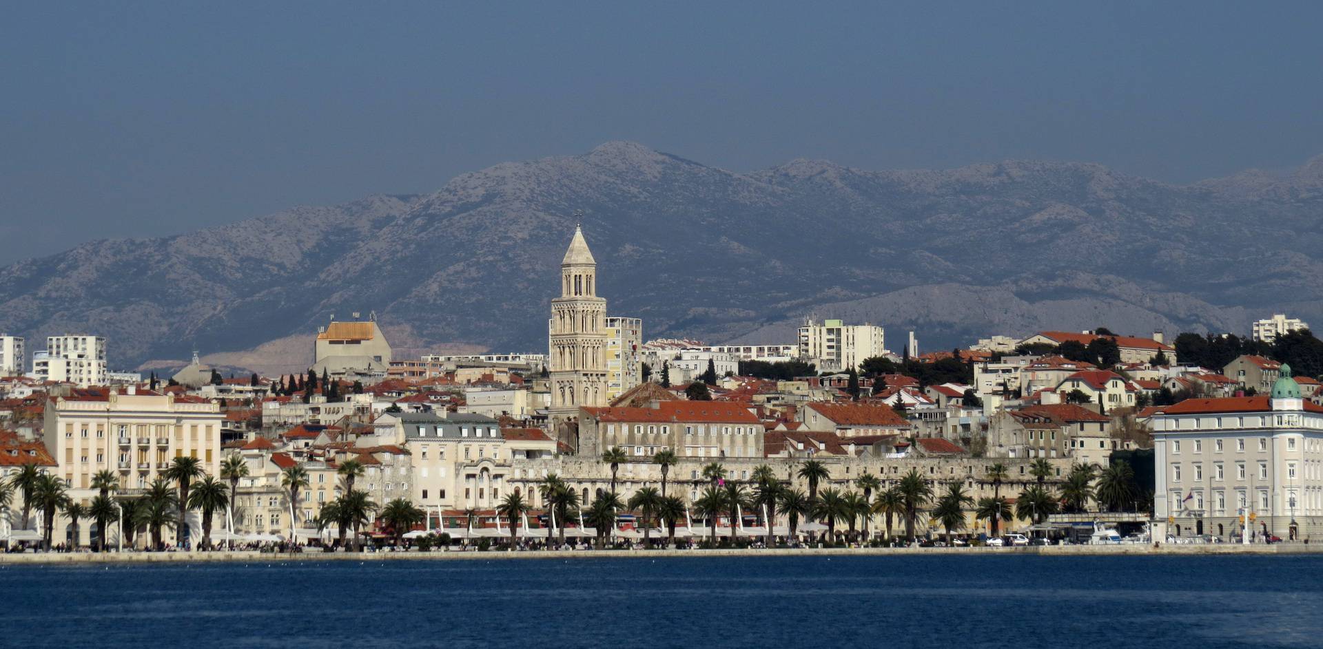 Split: Građani uživaju u šetnji sunčanom Zapadnom obalom