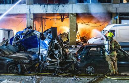 VIDEO Snažna eksplozija i požar u Rotterdamu, više je nestalih i ranjenih: 'Prevrnuli su se auti!'