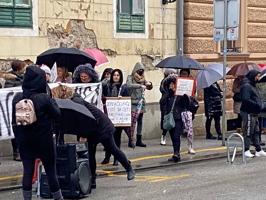 Zastupnik Mosta izašao je pred prosvjednike: 'Vi niste ucviljene duše, već odlučni roditelji!'