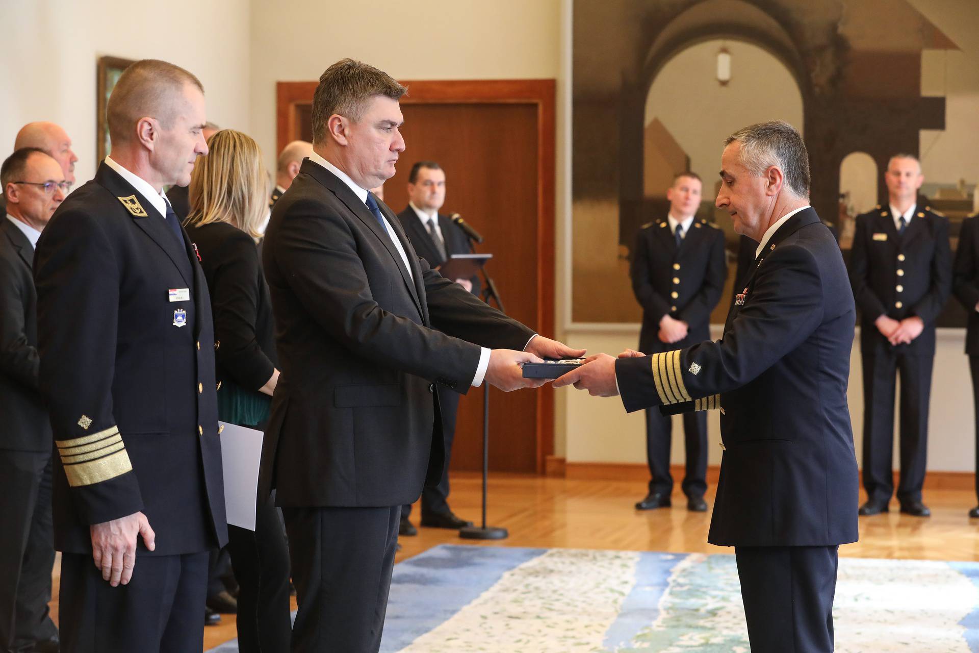 Predsjednik uručio časničke bodeže umirovljenim generalima i brigadirima/kapetanima bojnog broda