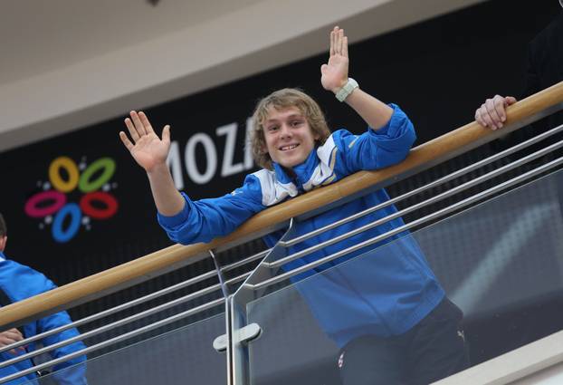 Zagreb: Dinamovci s navija?ima igrali stolni nogomet, nagrada 100 tisu?a kuna 