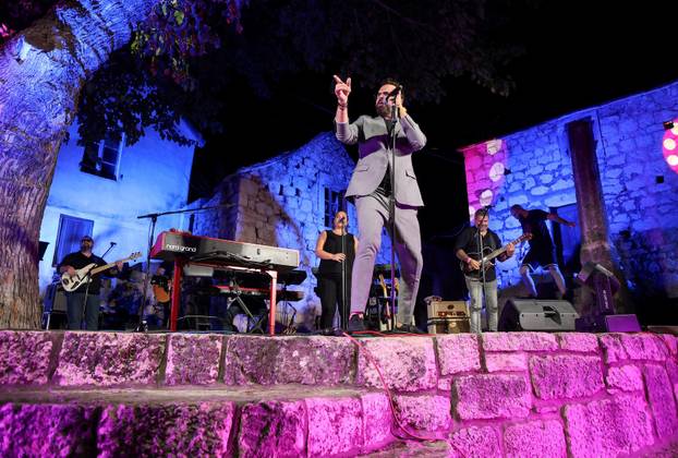 Zadvarje: Petar Grašo i Domenica nastupili na Zadvarskoj noći