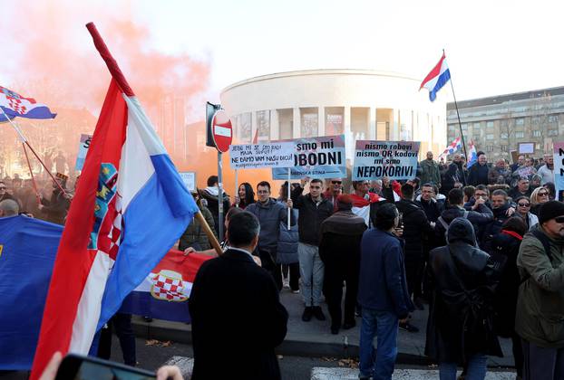 Zagreb: Okupljanje prosvjednika protiv COVID potvrda na Trgu žrtava fašizma