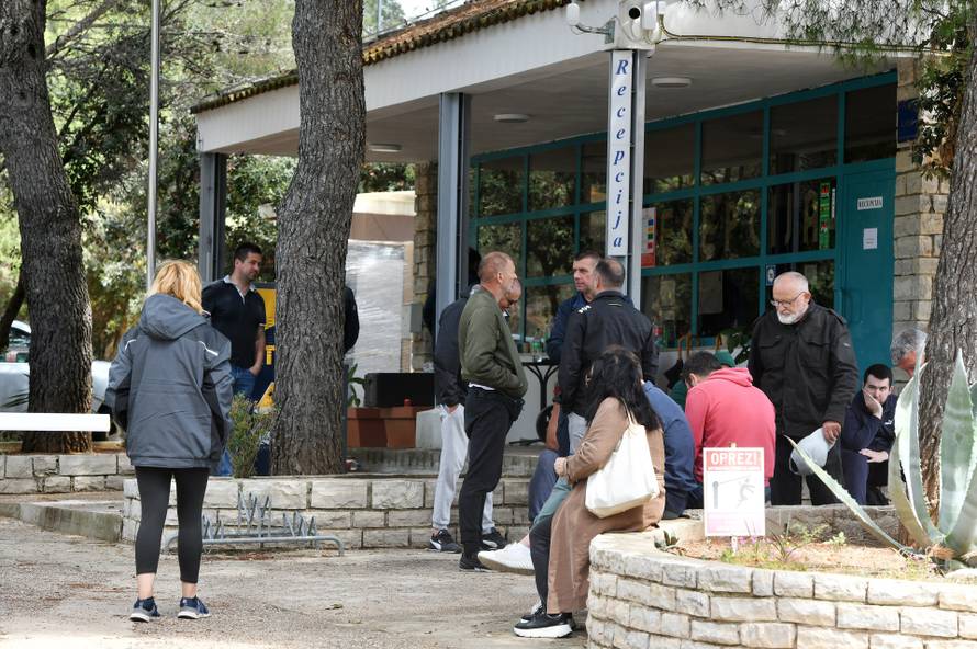 Tisno: Državni inspektorat došao zatvoriti Kamp Jazinu, mještani se pobunili