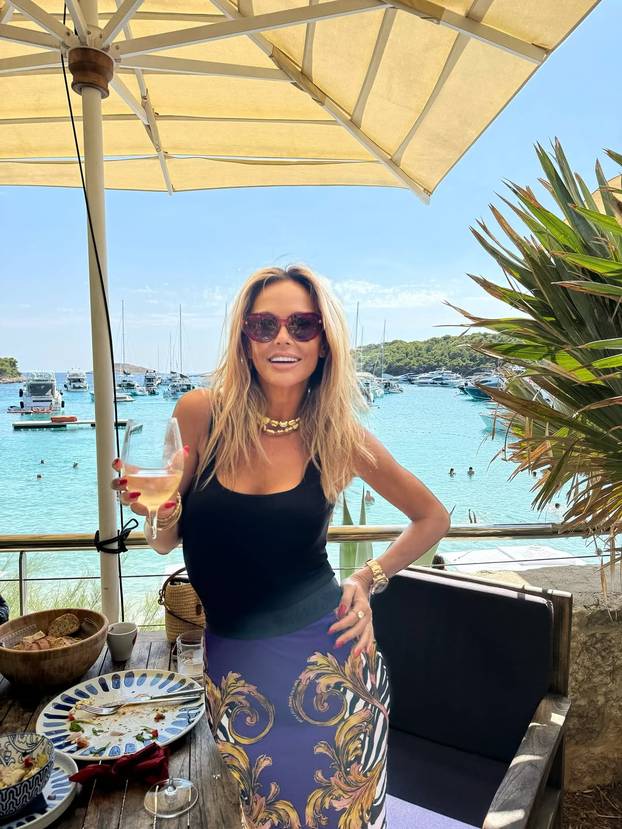 FOTO Maja Šuput voli Versace: Pogledajte njene badiće, luftiće, torbice, papuče i kućni ogrtač