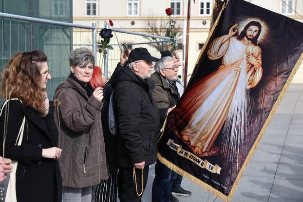 Dok u Osijeku jedni mole, drugi pak redovito u prosvjedu