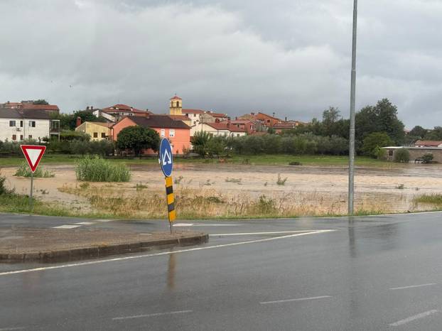 FOTO U dva sata 2000 udara munja! Palo 100 l kiše po m2! Pogledajte šokantne fotografije