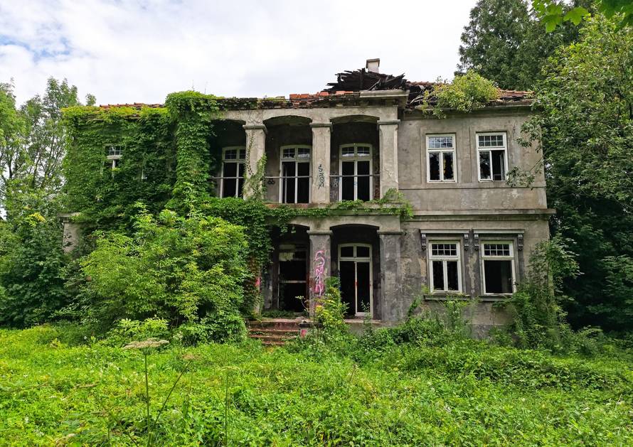 Nesretna sudbina Wagnerove vile, zvali su je samoborski Versailles, danas propada obrasla u drač 