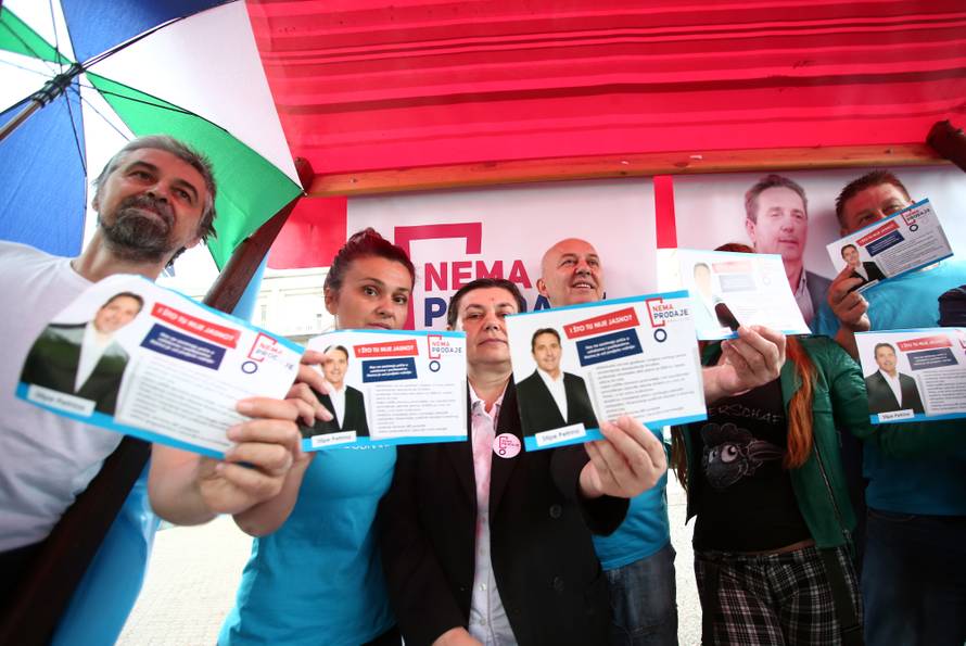 Umjesto pustim obećanjima glasače je mamila - dekolteom