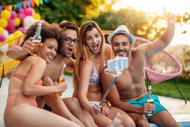 Ready,To,Have,Some,Fun.group,Of,Friends,Enjoying,Pool,Party.
