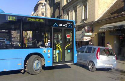 Vozač autobusa stvorio gužvu i naživcirao vozače