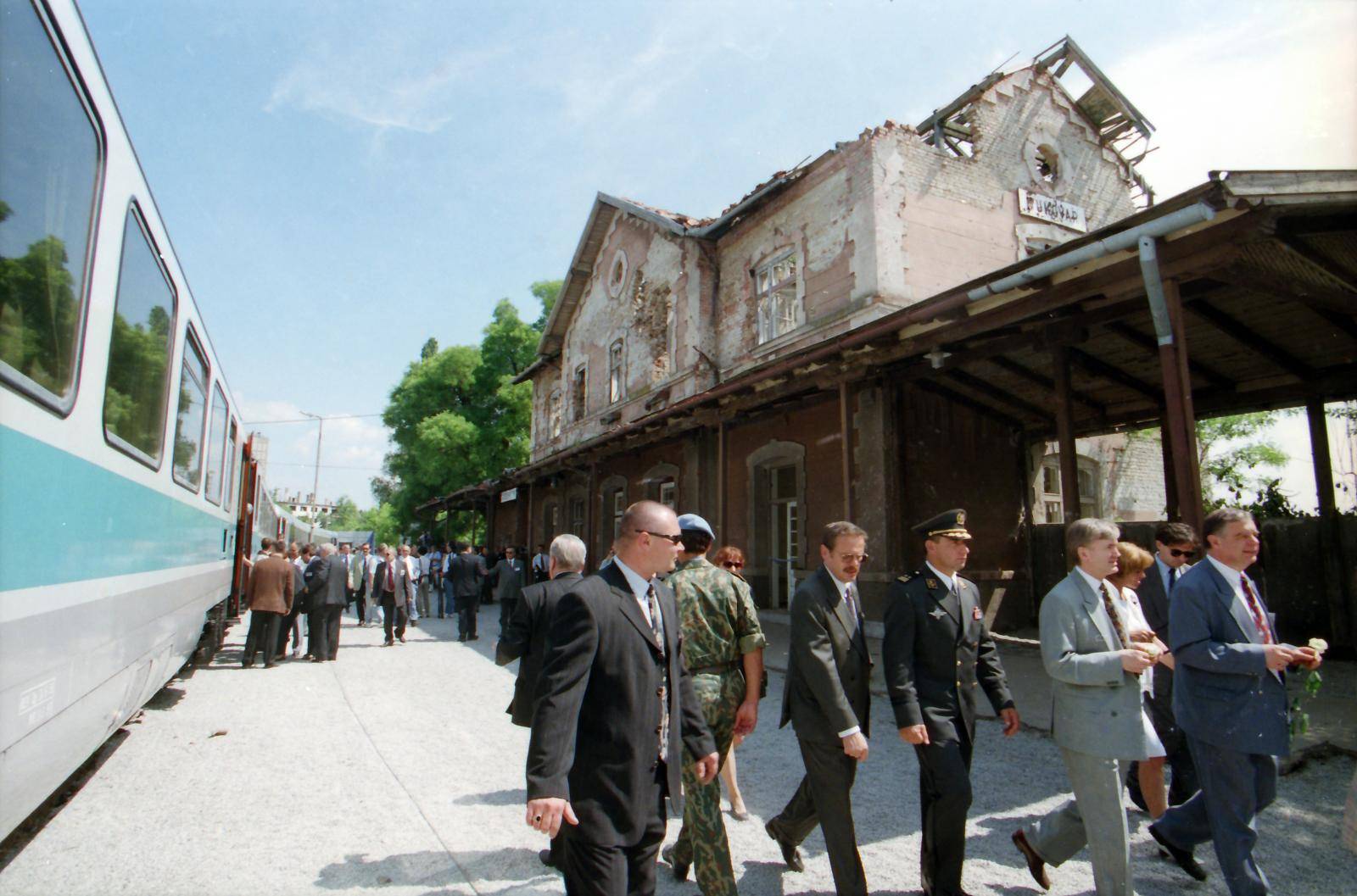 Povratak u napaćeni grad heroj: Vlak mira krenuo je za Vukovar, pjevalo se i klicalo slobodi...