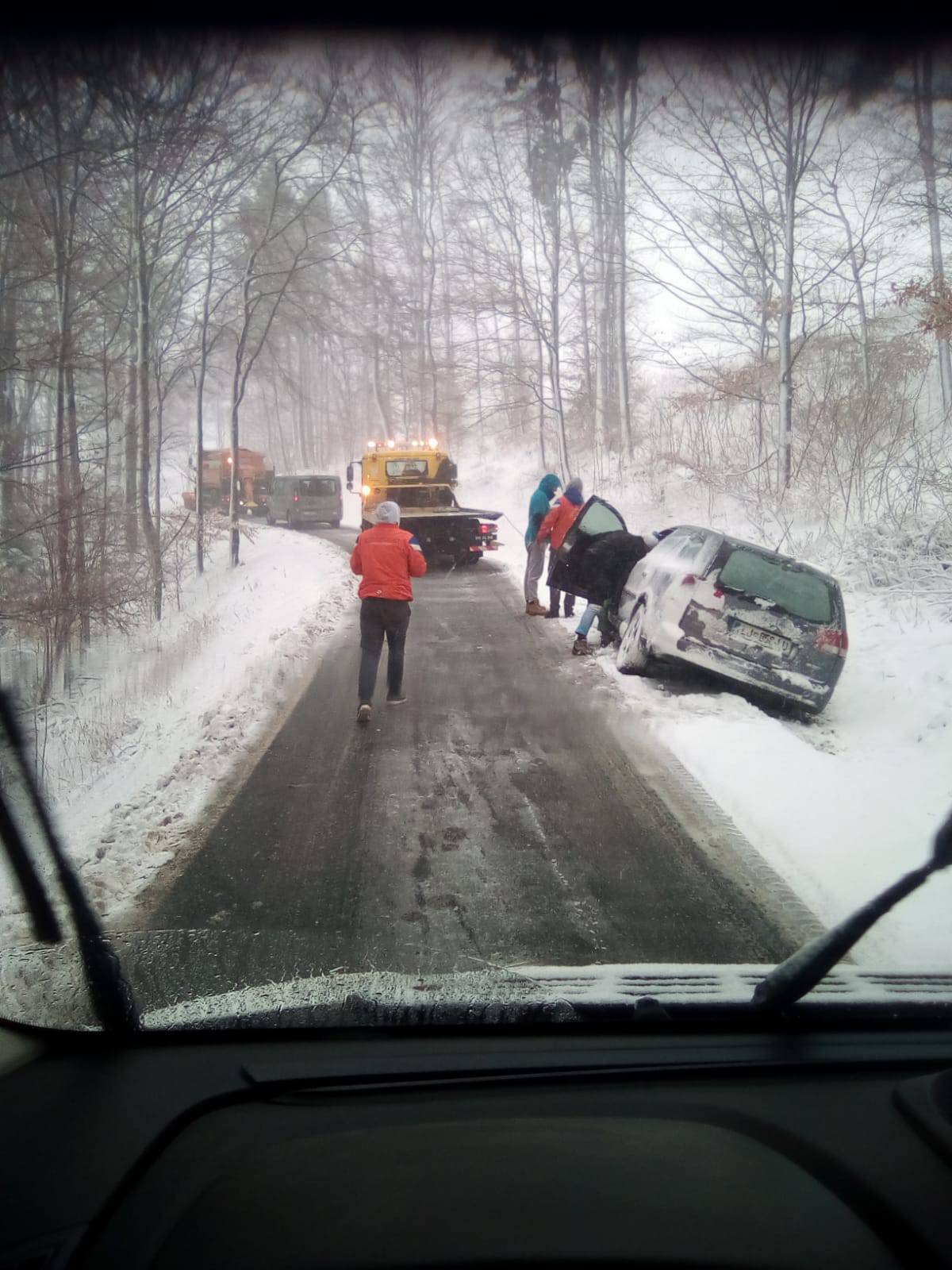 Snježna mećava u Hrvatskoj: Brojne ceste potpuno zatrpane