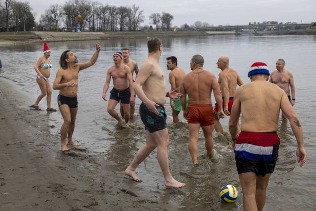Osijek: Tradicionalno kupanje i picigin u rijeci Dravi