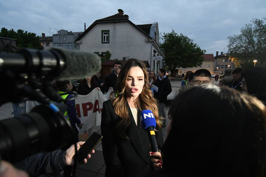 Virovitica: Severina dočekala srpske studente koji trče do Bruxellesa