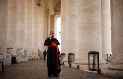 Ometači signala, folije i pločice u Sikstinskoj kapeli. Špijunske metode za tajnost konklave