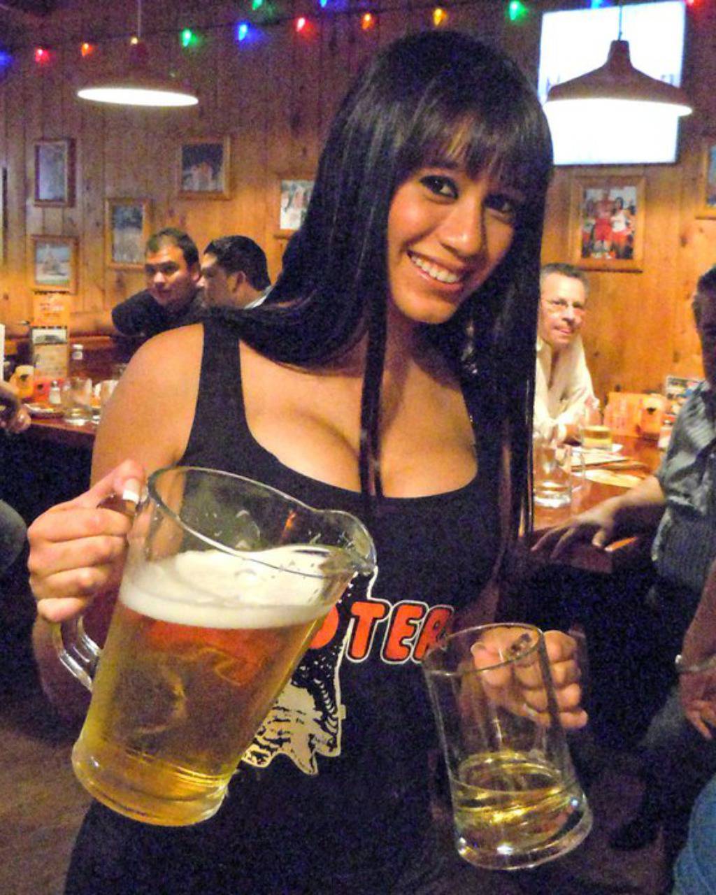 http://www.facebook.com/hootersbrasil