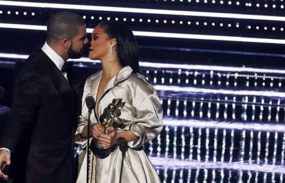 Drake je priznao Rihanni da ju voli, ona 'pobjegla' od poljupca