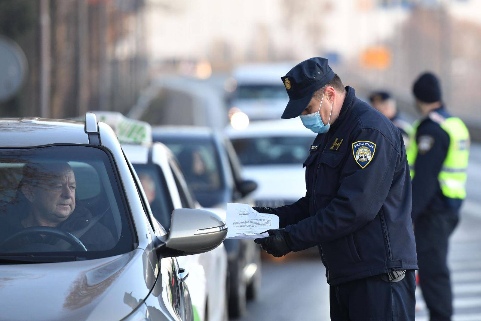 Policija na punktovima diljem Hrvatske provjerava propusnice