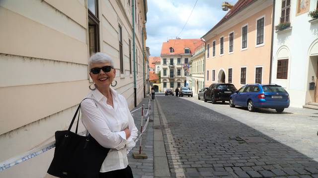 Zagreb: Dobro raspložena Jandranka Kosor čeka taksi 