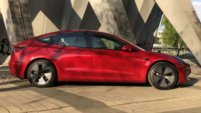 Tesla povlači gotovo pola milijuna automobila zbog sigurnosnih problema