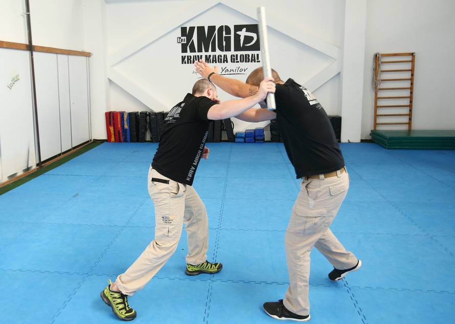 Naučite se spasiti od napada palicom, nožem i pištoljem!