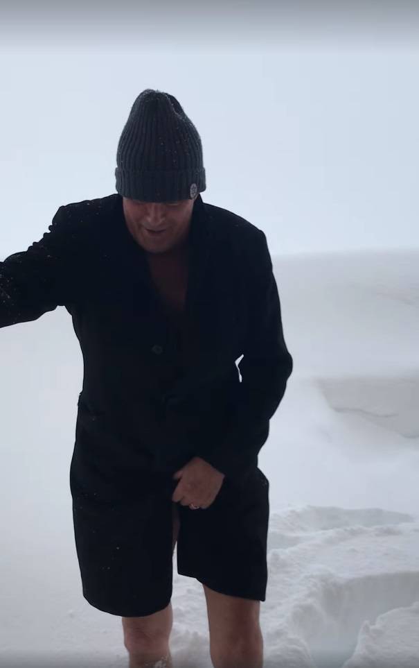 Smrznuo se: Hasselhoff šeta u ogrtaču, a snijeg mu do koljena
