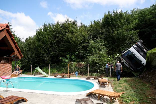 Jastrebarsko: Kamion probio ogradu kuće za odmor