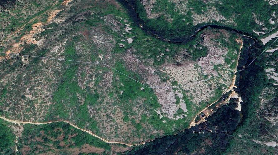 Pogledajte iz zraka devastaciju Zrmanje! Iskrčili su šumu, digli kuće i zid: 'To vam je za zatvor'