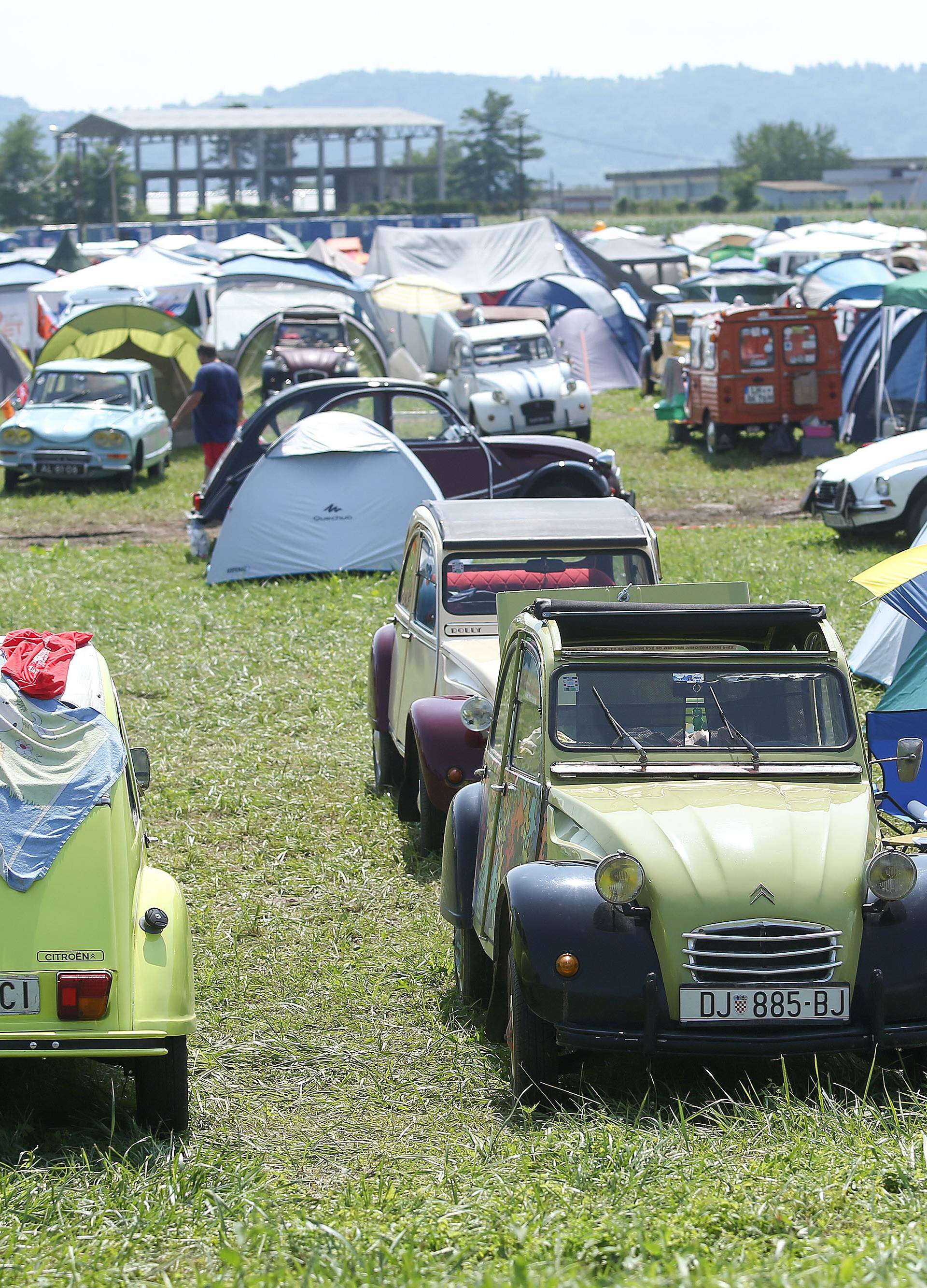 Spačeki okupirali Trg: Ma ovo je naš automobilski Woodstock