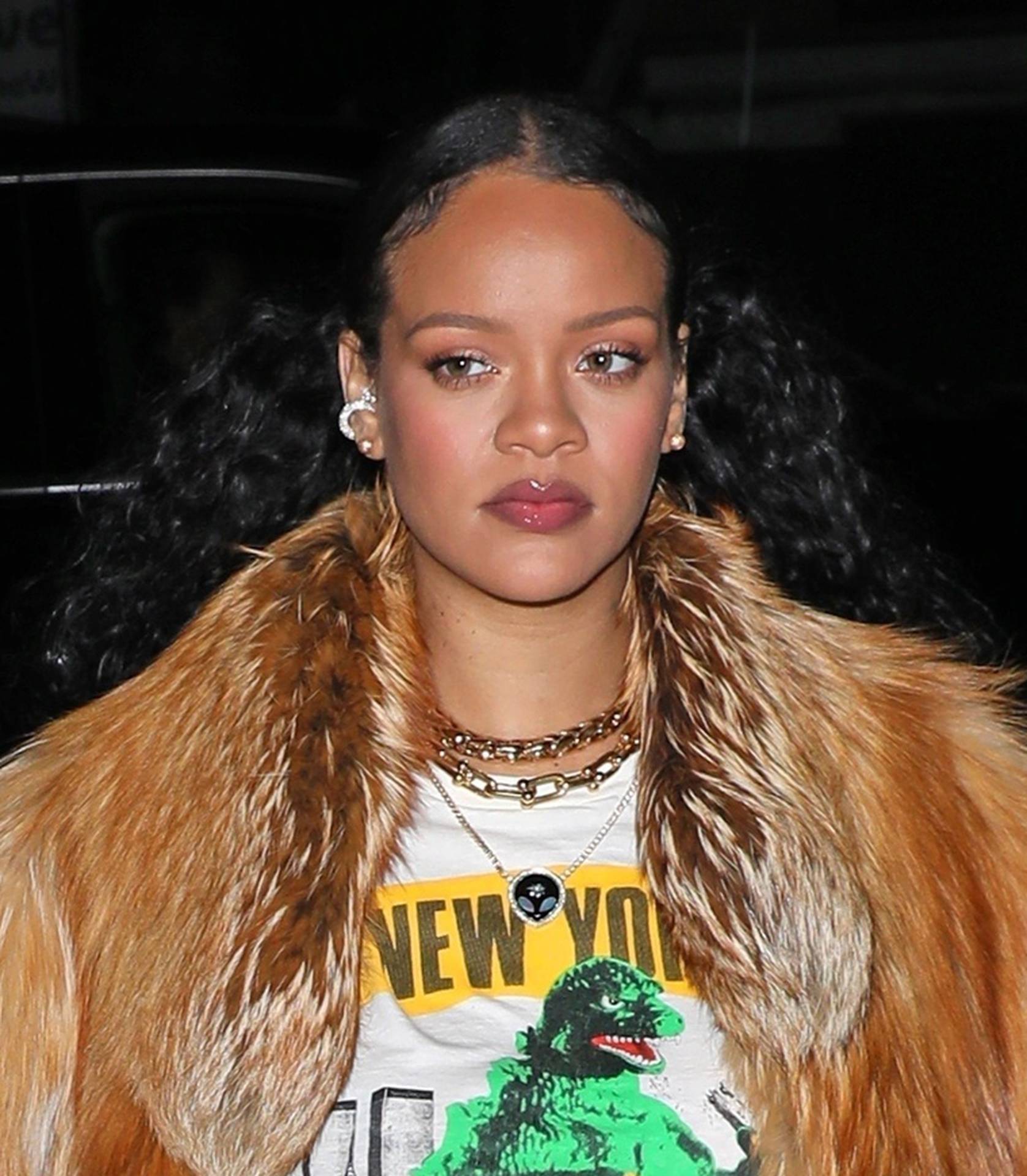 *PREMIUM-EXCLUSIVE* Singer Rihanna steps out for the first since confirming her 2nd pregnancy at the 2023 Super Bowl!