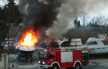 Dvije brodice cijele izgorjele u požaru u Novom Vinodolskom