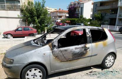 Split: Zapalio se Fiat, a vatra zahvatila i susjedni BMW X5