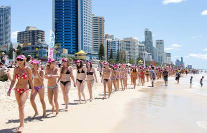 Parada oskudnih bikinija, 357 djevojaka postavilo je rekord